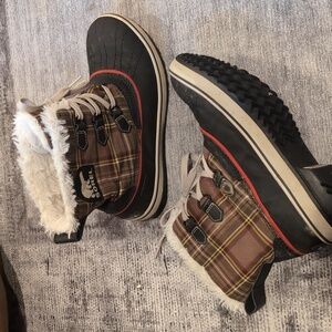 SIZE 9 Sorel waterproof boots!